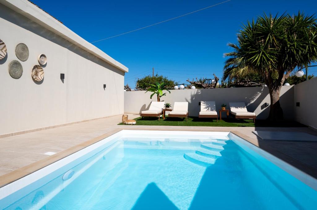 玛利亚Searenity Villa Malia with private swimming pool的一座房子后院的游泳池