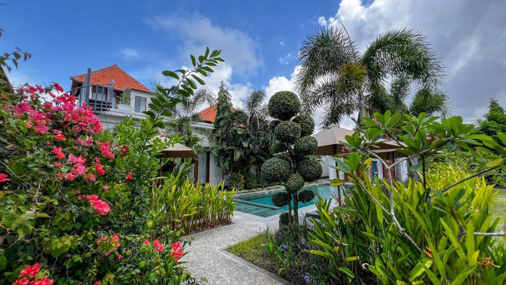 塞隆贝拉纳克Green Valley Lombok的一座带花园和游泳池的房子