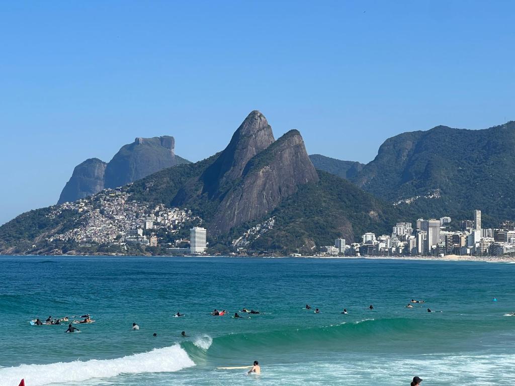 里约热内卢Top Ipanema - Near Beach的一群人在海滩的水中