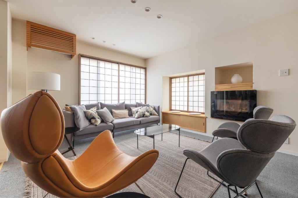 野沢Kawazen的客厅配有沙发和椅子