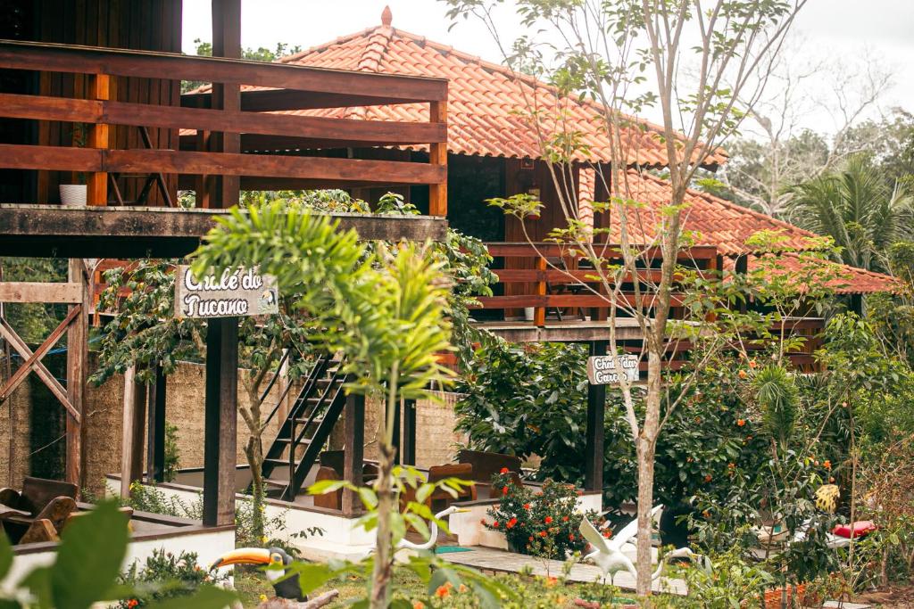 阿尔特杜尚Pousada e Restaurante Amazonia的植物屋前的花园