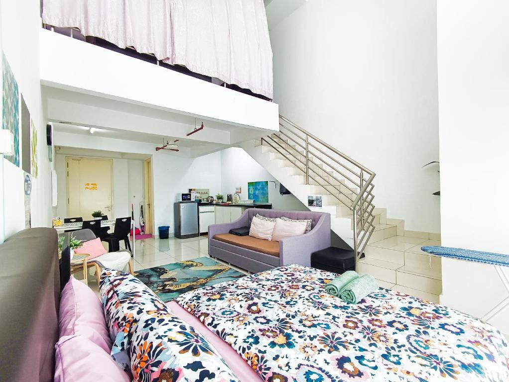加影AZFA Duplex Suite at De Centrum Putrajaya Bangi FREE WIFI的客厅配有床和沙发