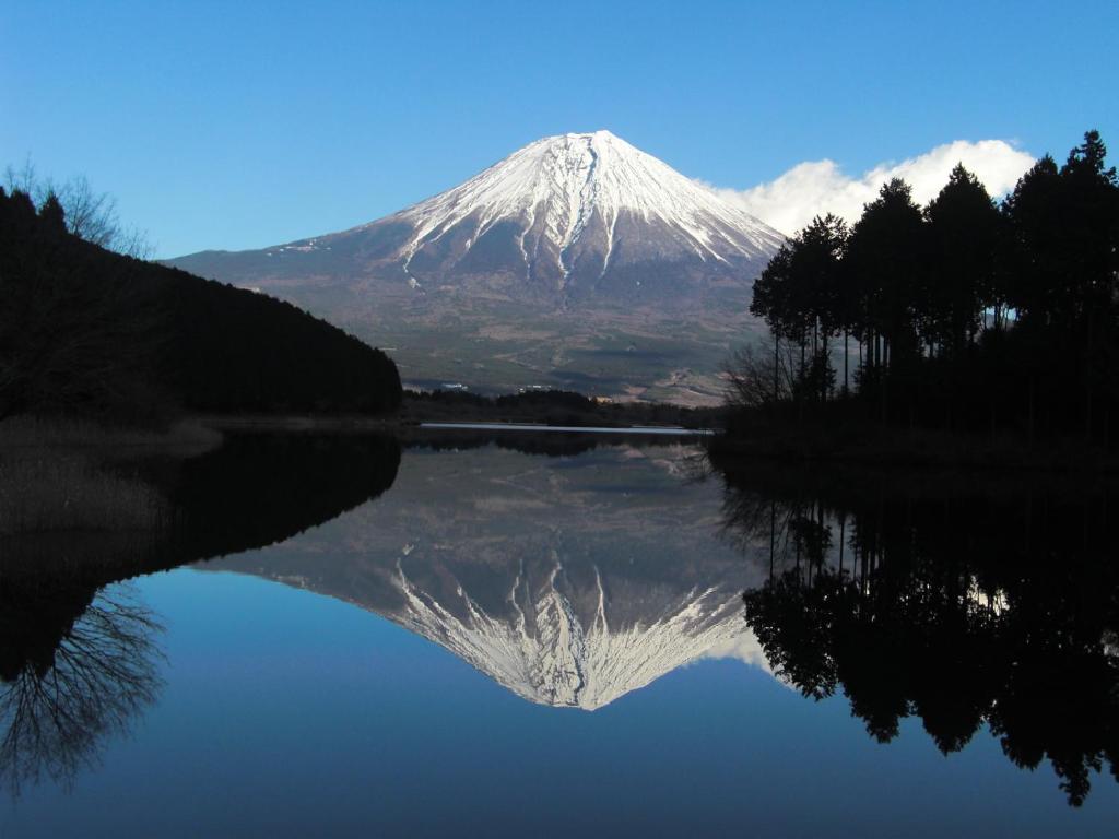 富士宫市Kyukamura Fuji的山,在水体中反射