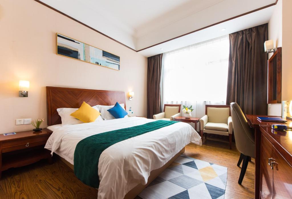 深圳上苑国际酒店(深圳龙华地铁站店)的酒店客房设有一张大床和一张书桌。