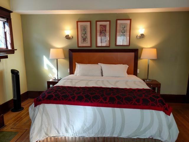 温哥华Vancouver guest house的一间卧室配有一张大床和两盏灯。