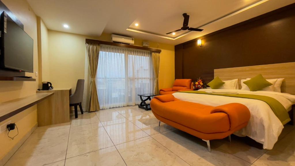 班加罗尔Hotel Banyan Tree Yeshwanthpur的一间卧室配有一张大床和一台平面电视