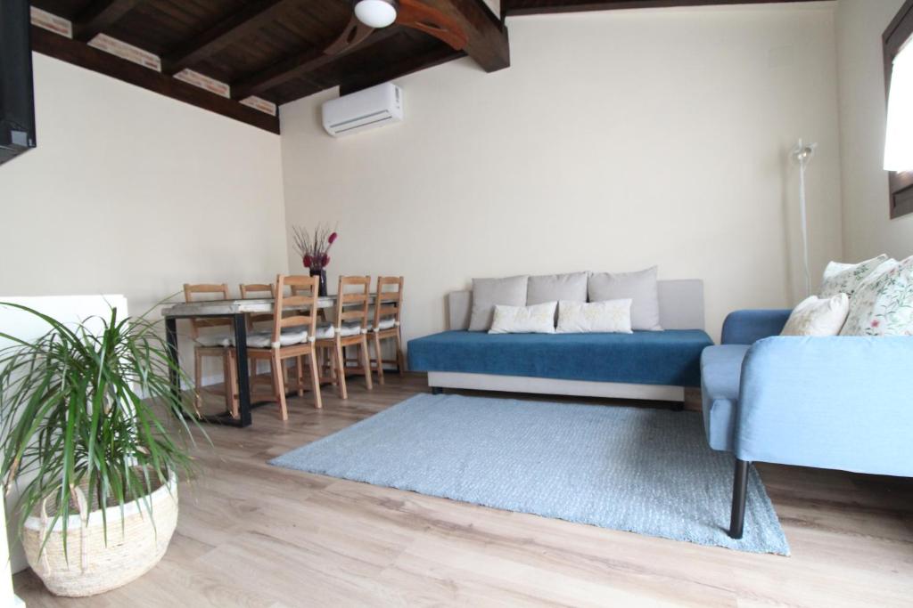 埃尔瓦Apartamentos Vedelejos的客厅配有蓝色的沙发和桌子