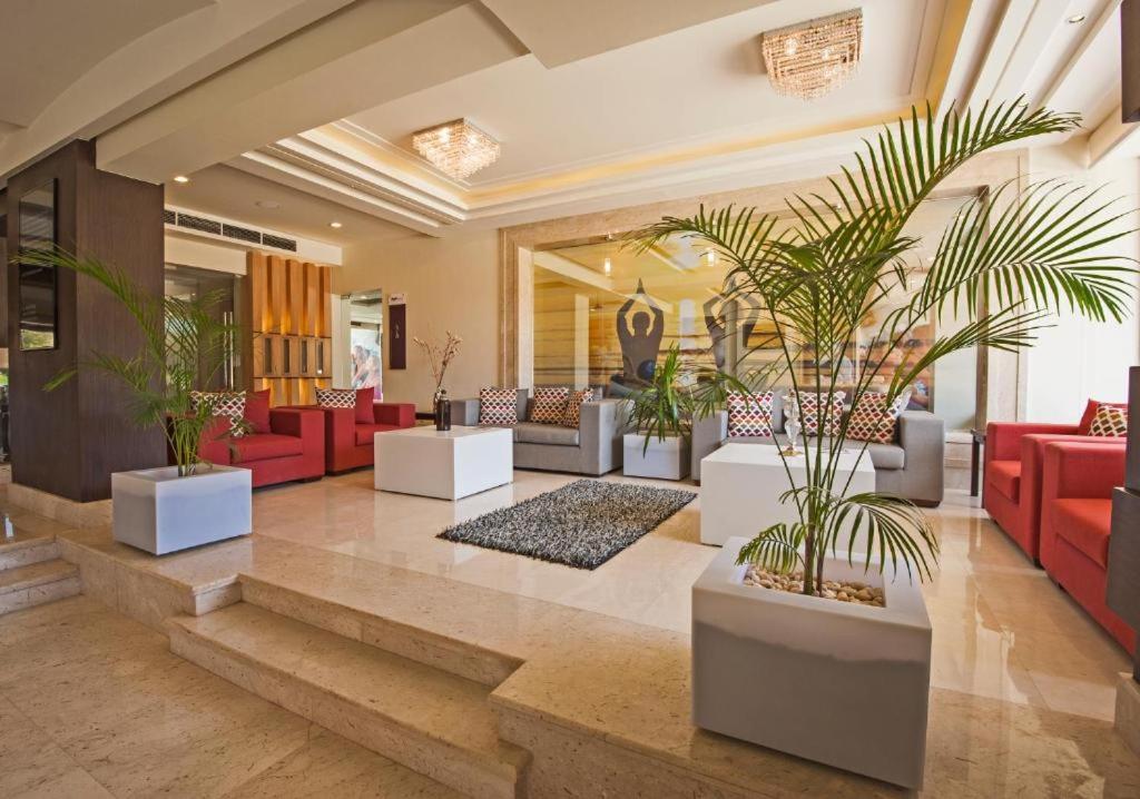 赫尔格达Rivoli Suites and Spa的大堂设有红色家具和盆栽植物