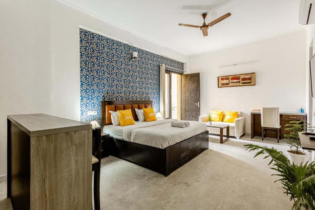 古尔冈Lime Tree Service Apartment Golf Course Road, Gurgaon的一间卧室设有一张床和一间客厅。