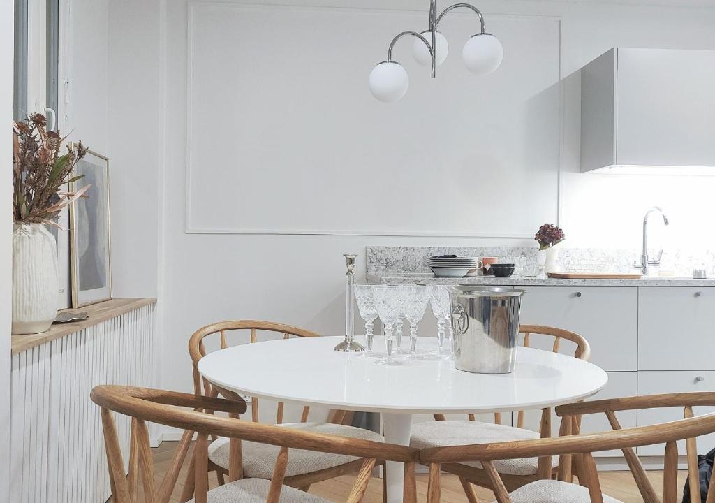 坦佩雷Modern&Quiet 7th floor Apt with Balcony, Free 5G WIFI, Laukontori的白色的厨房配有白色的桌子和椅子