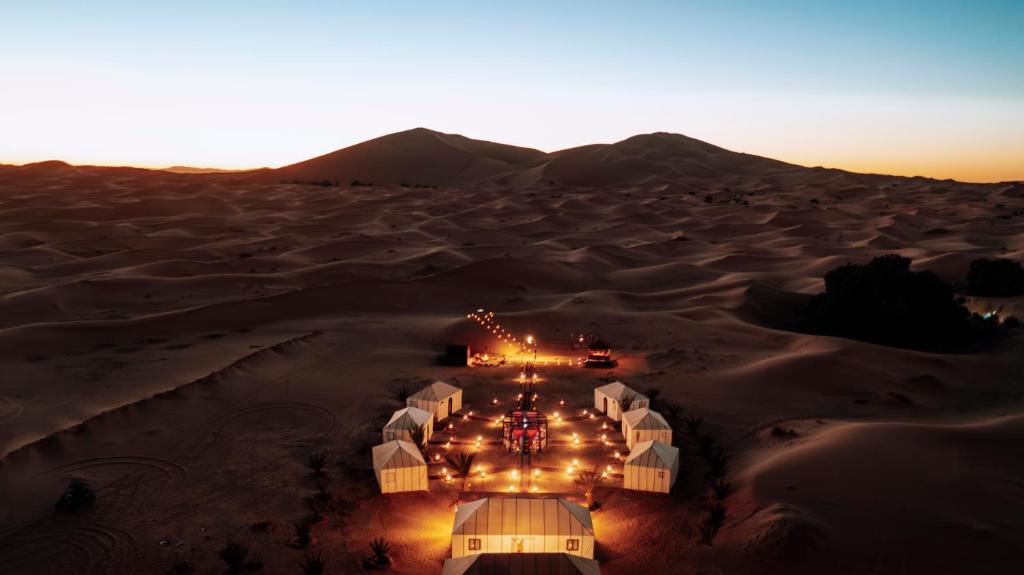 梅尔祖卡Tiziri Camp的沙漠空中景色,沙中设有帐篷