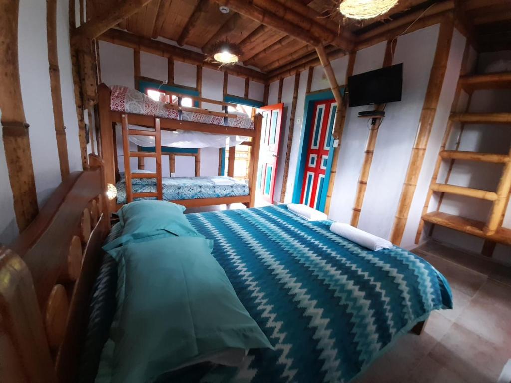 菲兰迪亚La Madremonte的一间卧室配有两张双层床。
