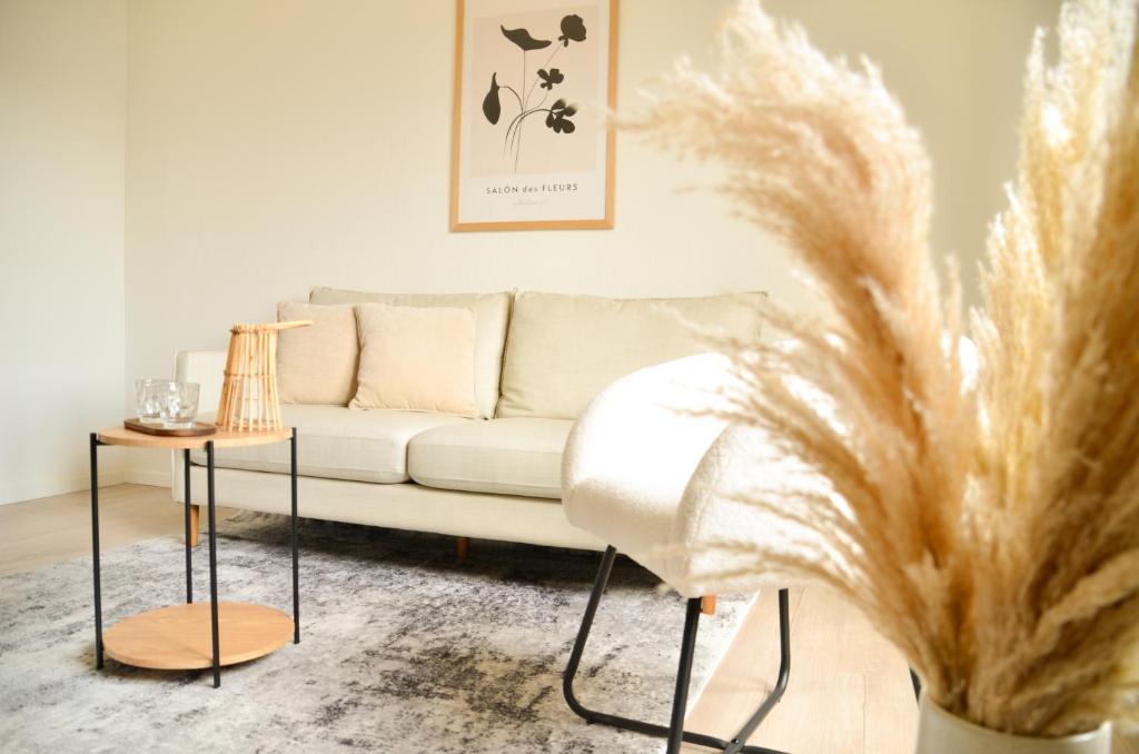 MILPAU Bottrop 2 - Modernes und zentrales Premium-Apartment für 4 Personen mit Queensize-Bett und Einzelbetten - Netflix, Nespresso und Smart-TV的休息区
