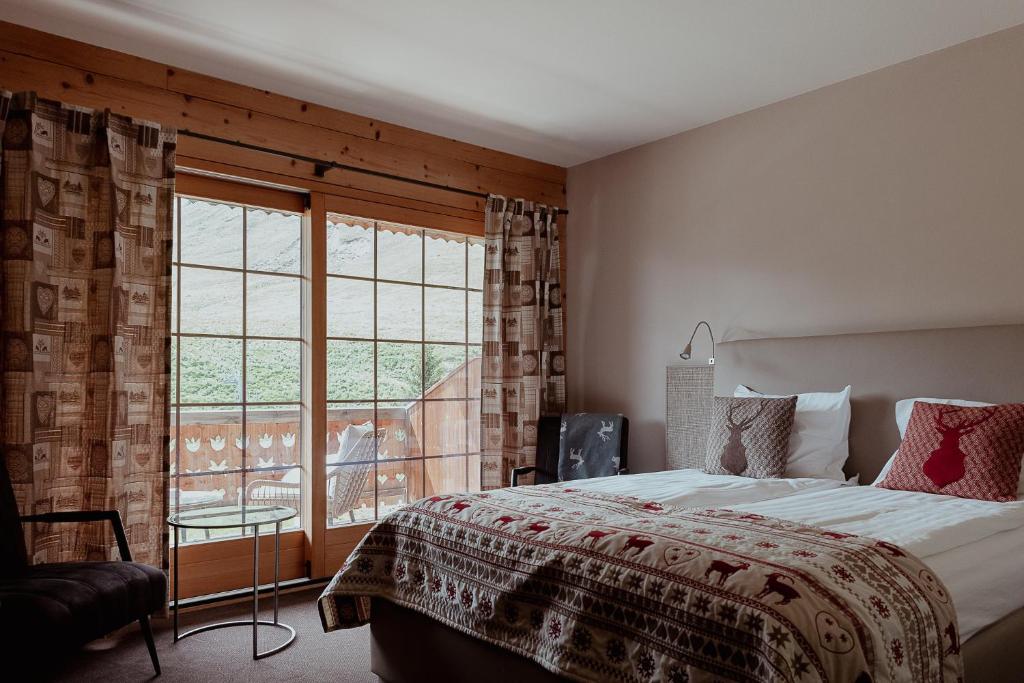 雷克罗塞艾特堡酒店的一间卧室设有一张床和一个大窗户