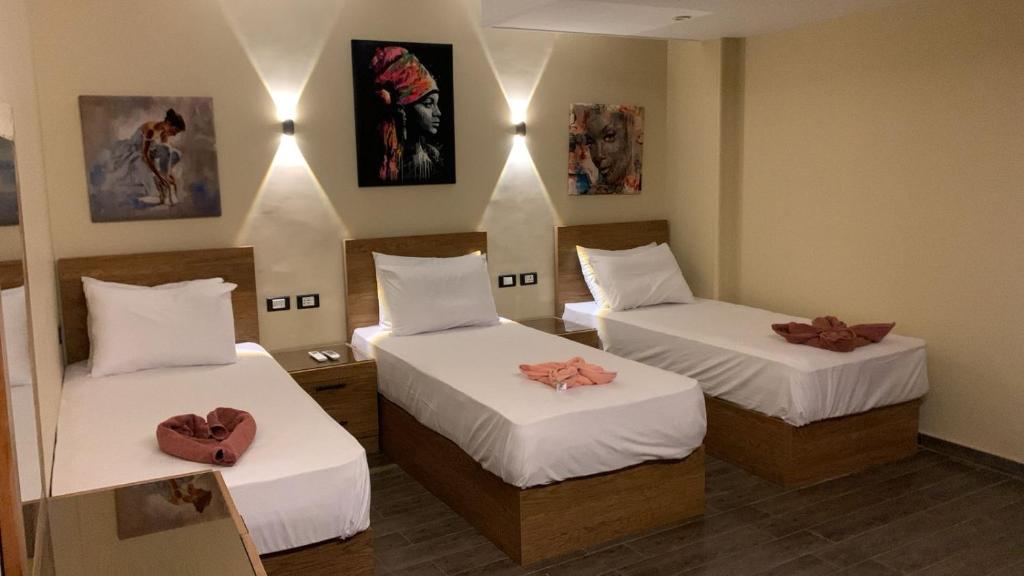 开罗Heaven Hostel的一间设有两张心形床的房间