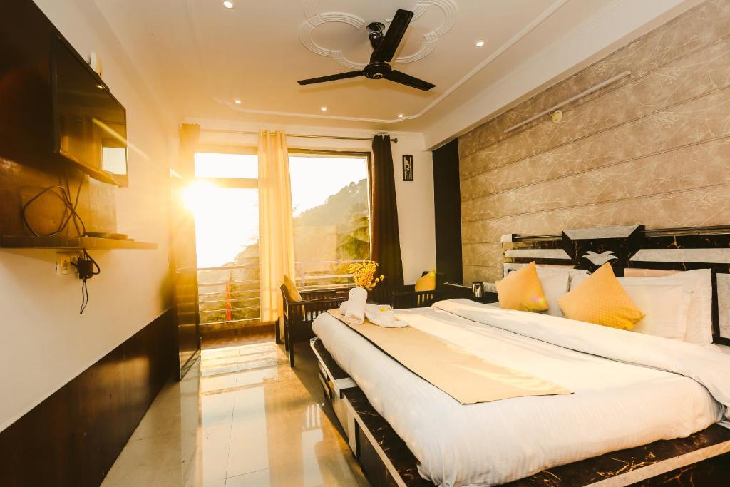 麦罗肯机Mirage Grand的一间卧室设有一张大床和一个窗户。