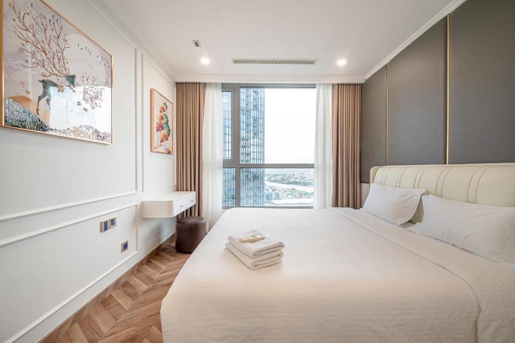 胡志明市Landmark 81 SHA PLUS Residence的卧室设有一张白色大床和一扇窗户。