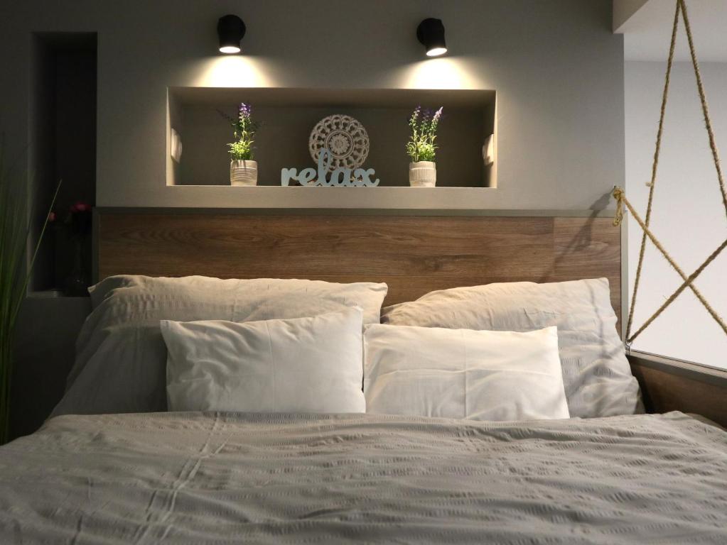 艾斯特根Romantic and relax的一间卧室,床上方有两盆植物
