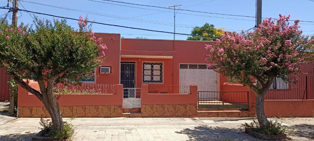 阿蒂加斯Doña beba的前面有两棵树的红色建筑