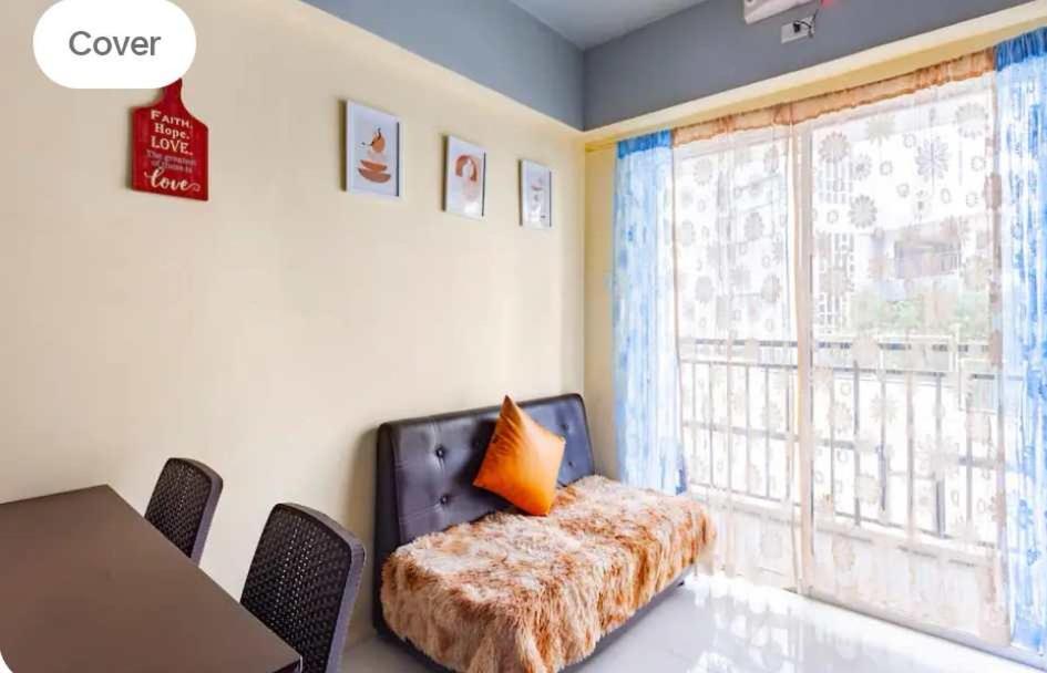 碧瑶Burnham Hill Condominium的客房设有床、桌子和窗户。