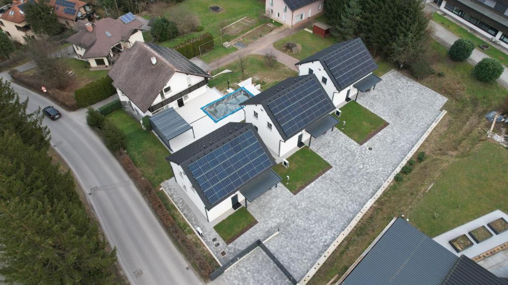 LitijaSobe in apartmaji Bama的房屋的顶部景色,上面设有太阳能电池板