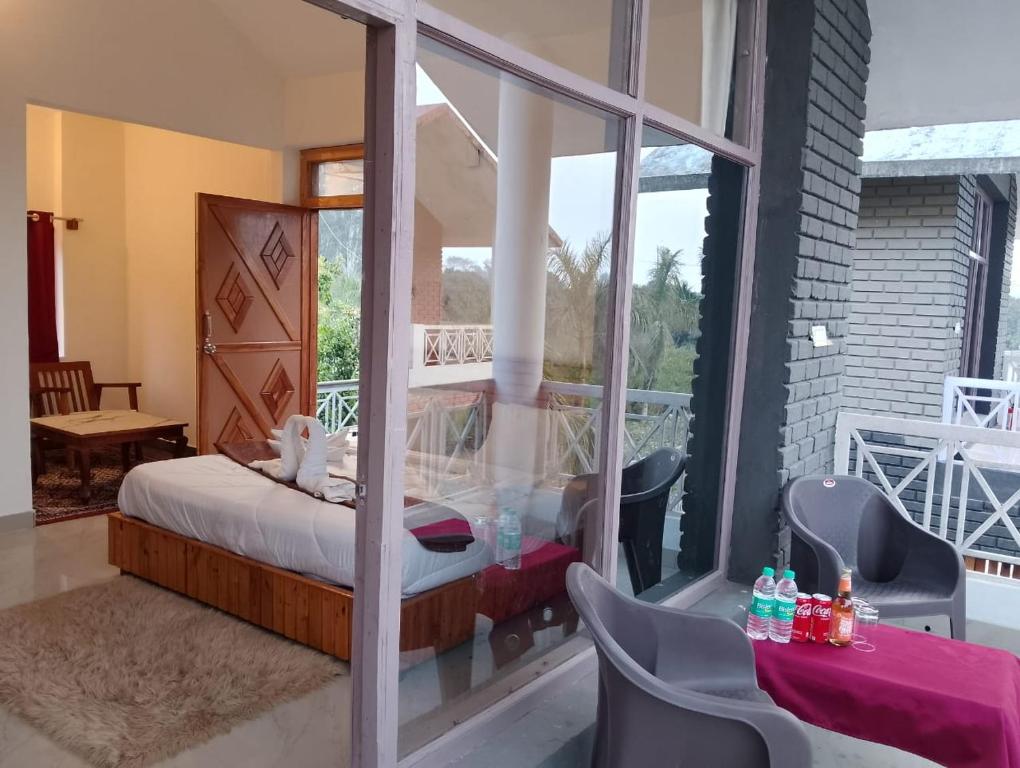 BelparāoThe Farmerian Resort的带一张床和阳台的客房