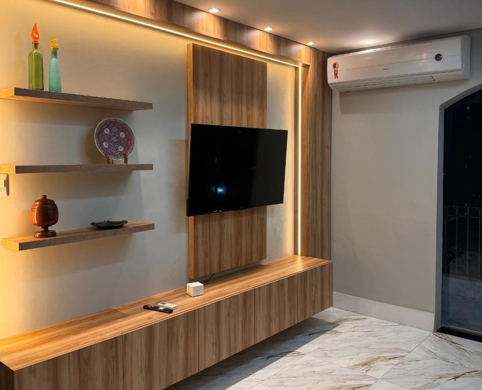 贝伦Incrível apartamento 3 suítes.的客厅设有壁挂式平面电视。