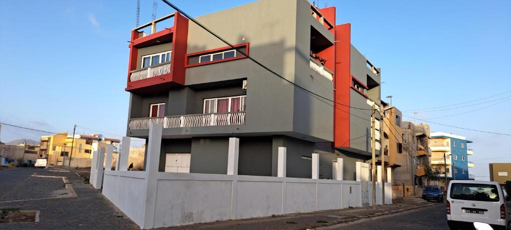 埃斯帕戈斯Apartamento T1 Mobilado Espargos/Sal的建筑的侧面带有红色的点缀