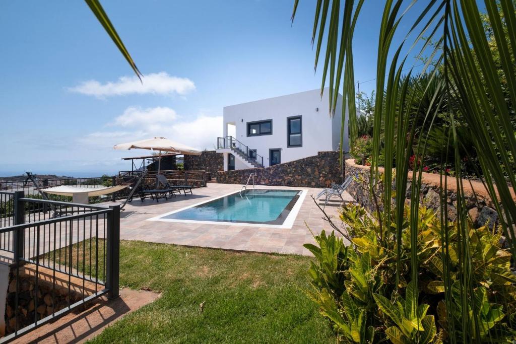 洛斯·亚诺斯·德·阿里丹Villa La Graja by Huskalia - private pool的一座带游泳池和房子的别墅