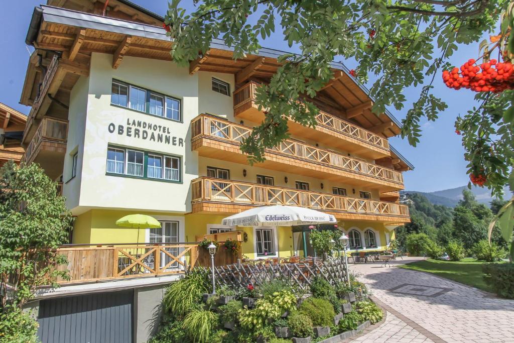 萨尔巴赫奥博尔达纳尔乡村酒店的山间酒店,有一座建筑