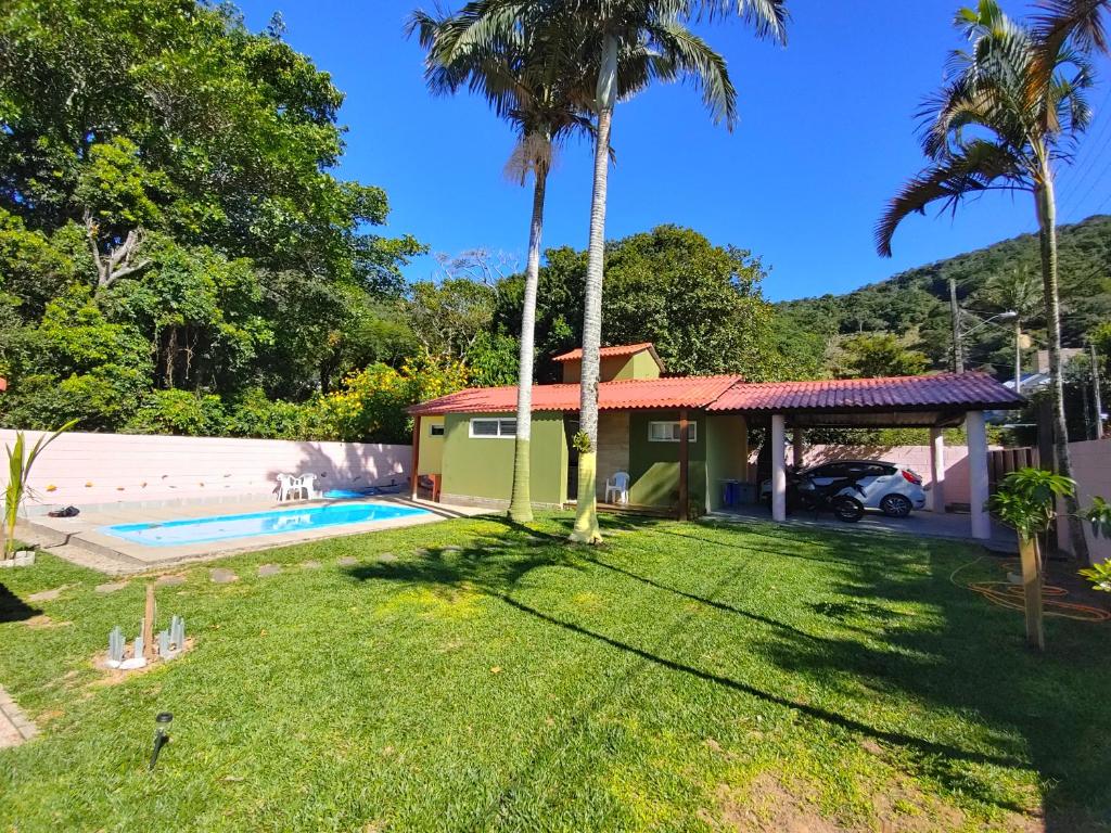 弗洛里亚诺波利斯LagoMar Hostel的一个带房子和游泳池的庭院