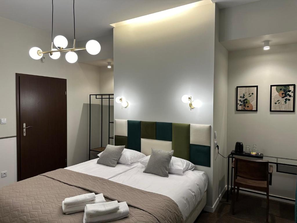 波兹南Expo Apartments的一间卧室配有一张大床和毛巾