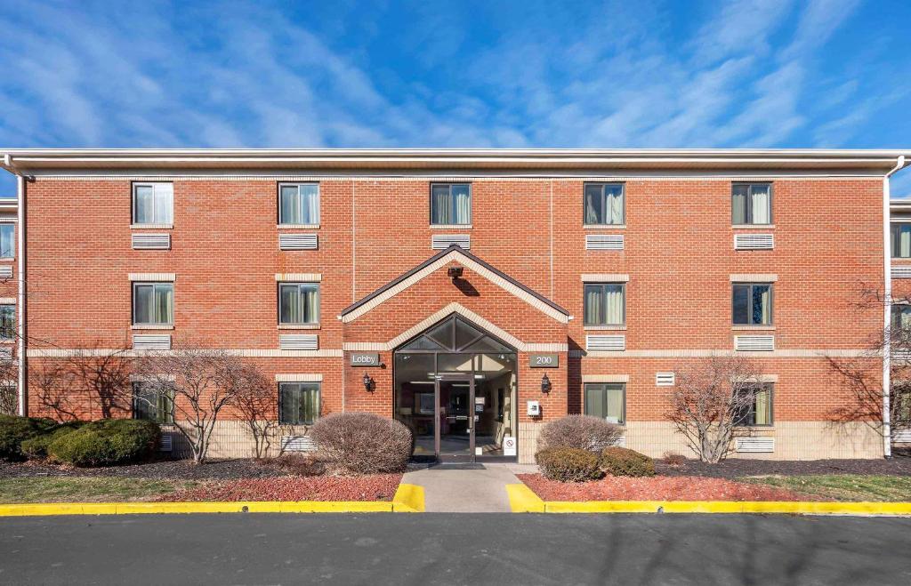 弗洛伦斯Extended Stay America Select Suites - Cincinnati - Florence - Meijer Dr的一座大型红砖建筑,设有门廊