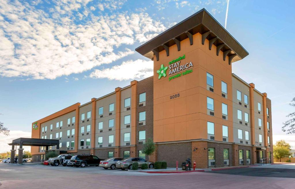 钱德勒Extended Stay America Premier Suites - Phoenix - Chandler - Downtown的一座大型建筑,上面有星酒店标志