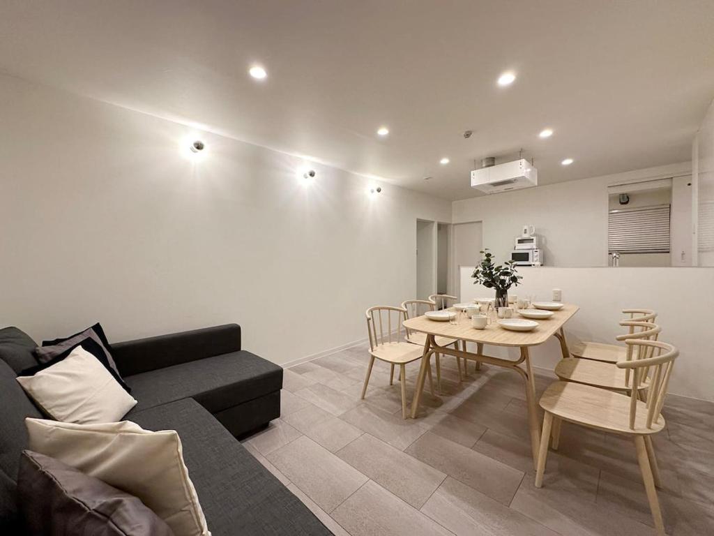 ŌsukachōbHOTEL Nikke - Apt for 10Ppl Ideal for Big Group in City Center的客厅配有沙发和桌椅