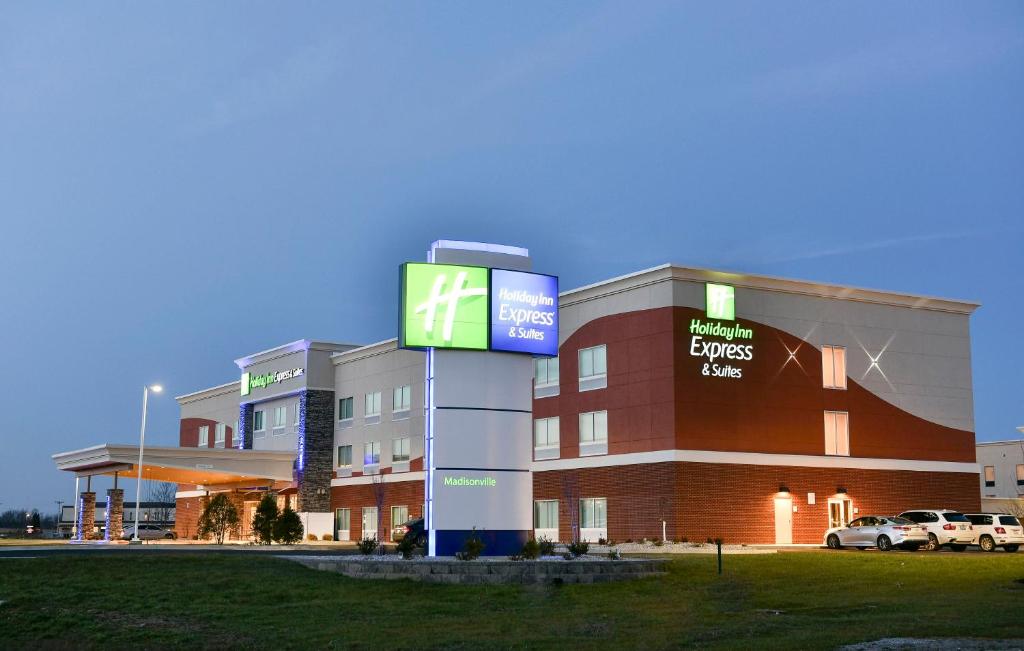 麦迪逊维尔Holiday Inn Express & Suites - Madisonville, an IHG Hotel的前面有标志的大建筑