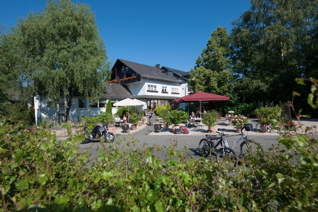 Klosterkumbd兰迪伊尔酒店比肯霍夫餐厅的一辆自行车停在房子前面的房子