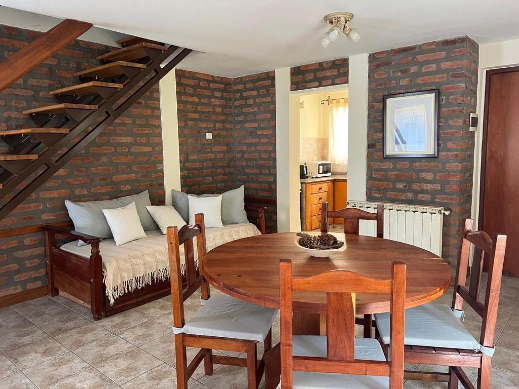 埃斯克尔Bandurria的客厅配有木桌和沙发
