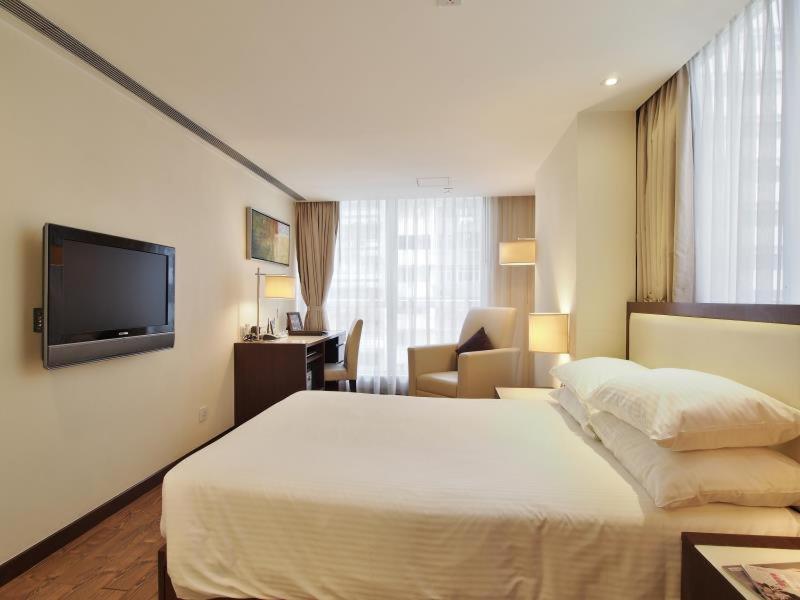 香港218 Apartment的酒店客房,配有床和电视