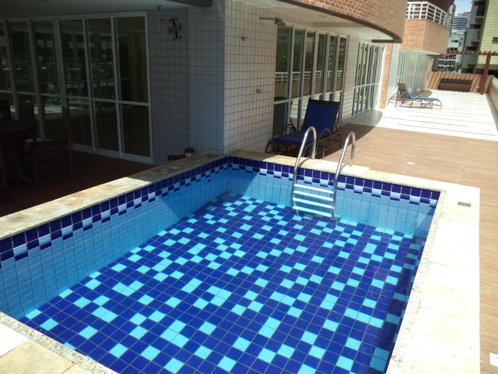 福塔莱萨布里萨德玛公寓酒店的一座蓝色瓷砖的游泳池