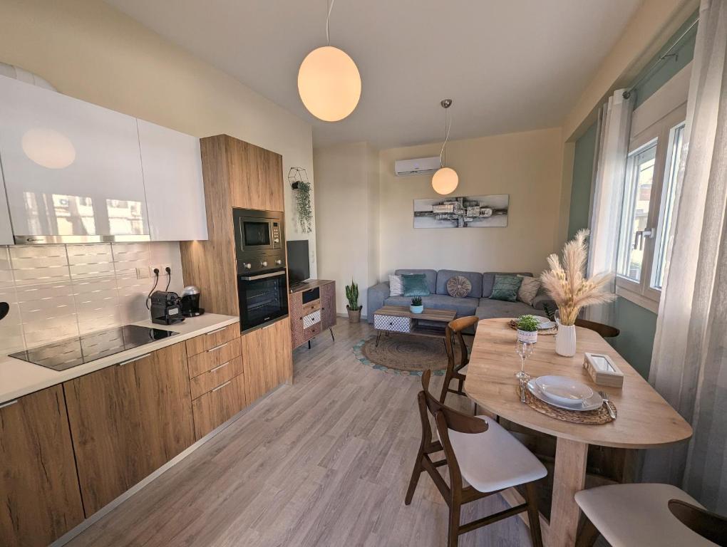 斯巴达Modern mint sunny house near the airport的厨房以及带桌子和沙发的客厅。
