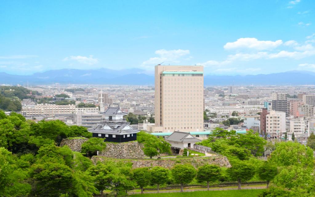 滨松滨松协和酒店的享有高楼城市美景