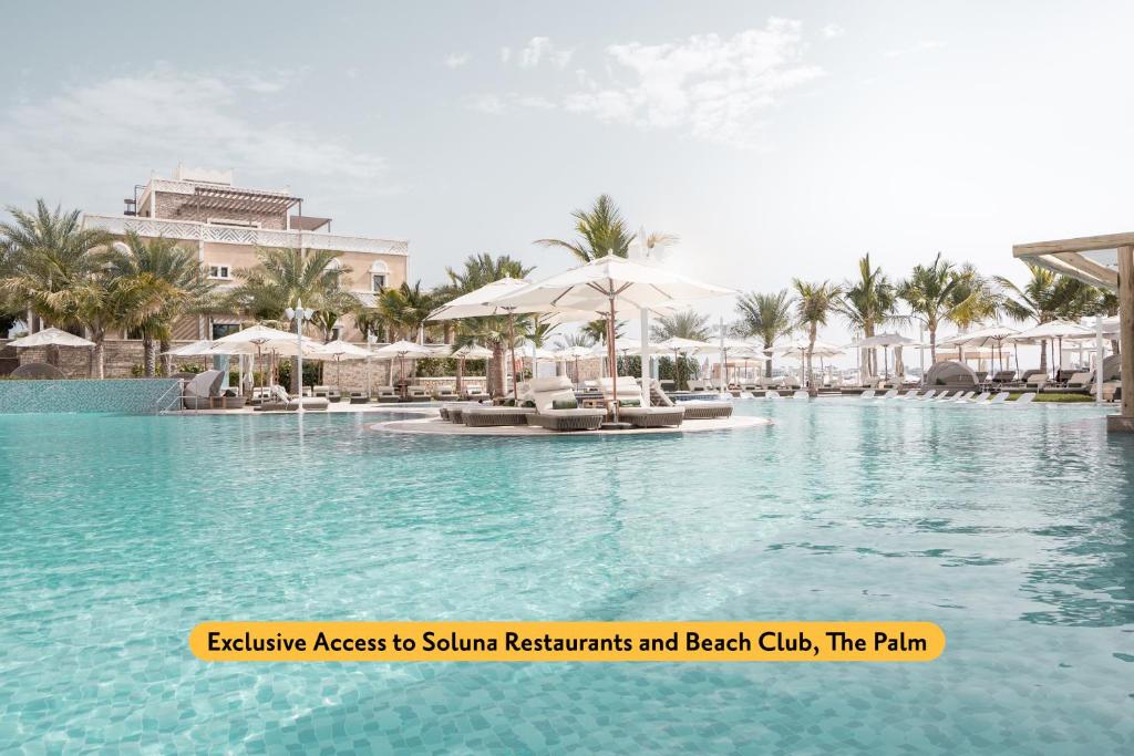 迪拜迪拜温德姆特瑞普酒店的 ⁇ 染度假村的游泳池