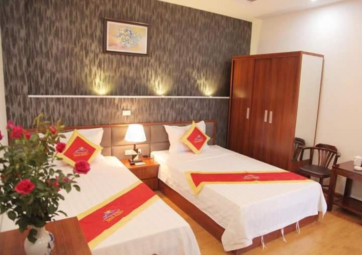 老街市Khách sạn Bảo Sơn 1的酒店客房带两张床和花瓶
