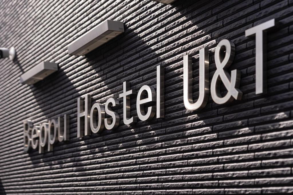 别府BEPPU HOSTEL U&T的建筑物一侧的标志