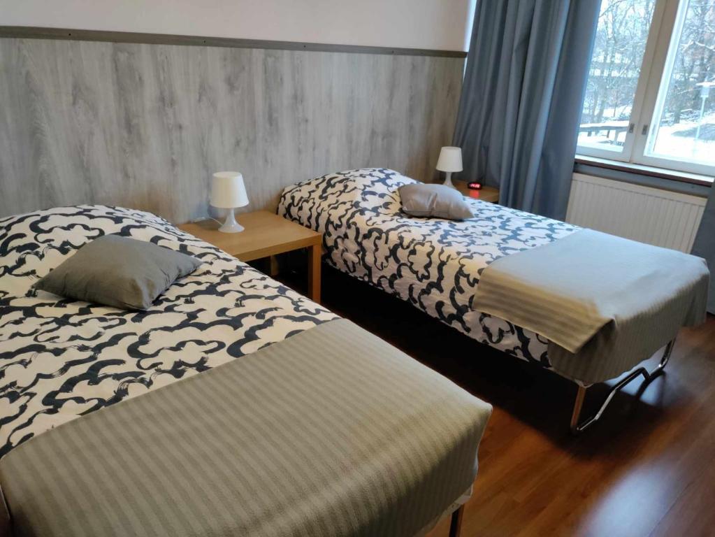 Toijala阿克卡斯酒店的一间卧室设有两张床和窗户。