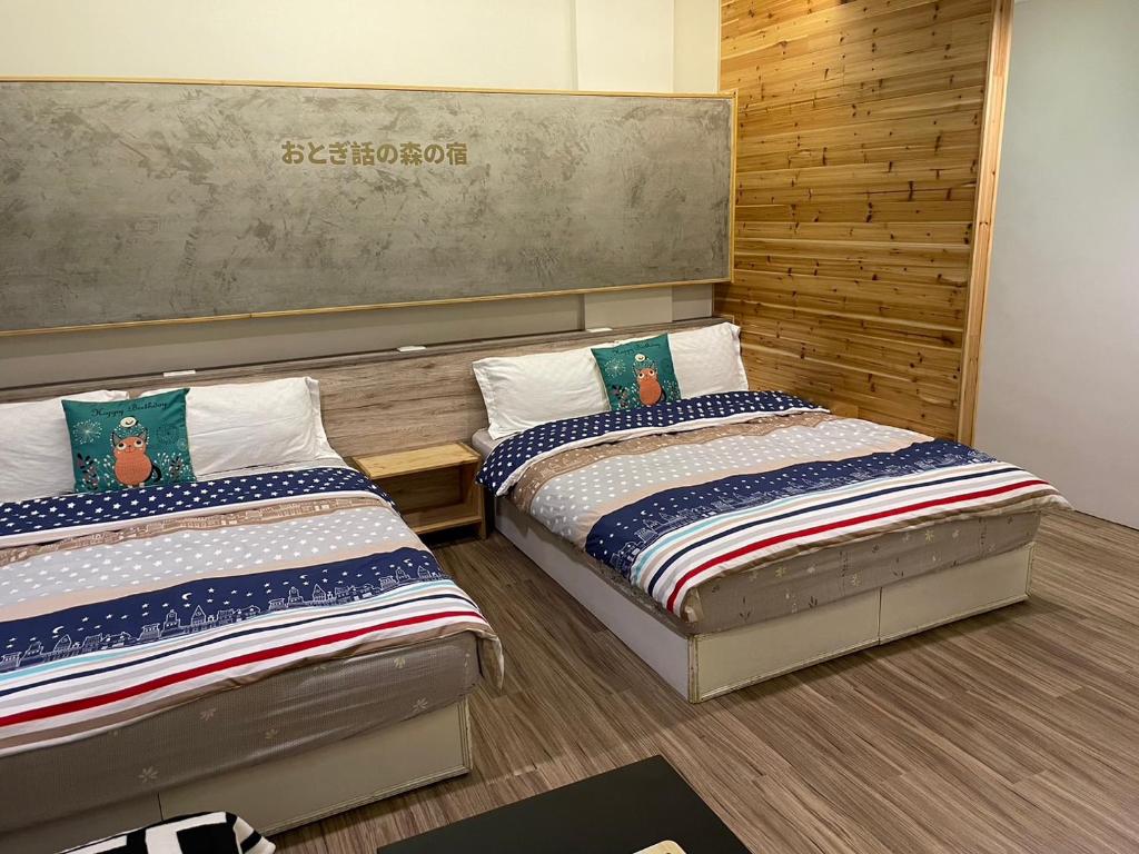 花莲市童话森林民宿的两张睡床彼此相邻,位于一个房间里