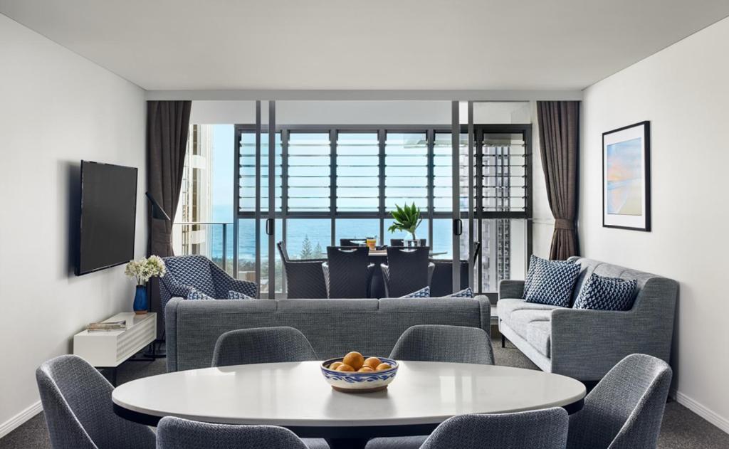 黄金海岸布罗德海滩美利通公寓式酒店的客厅配有沙发和桌子