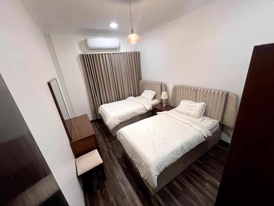 阿可贺巴Ban Luxury Apartments的小型客房配有两张床,