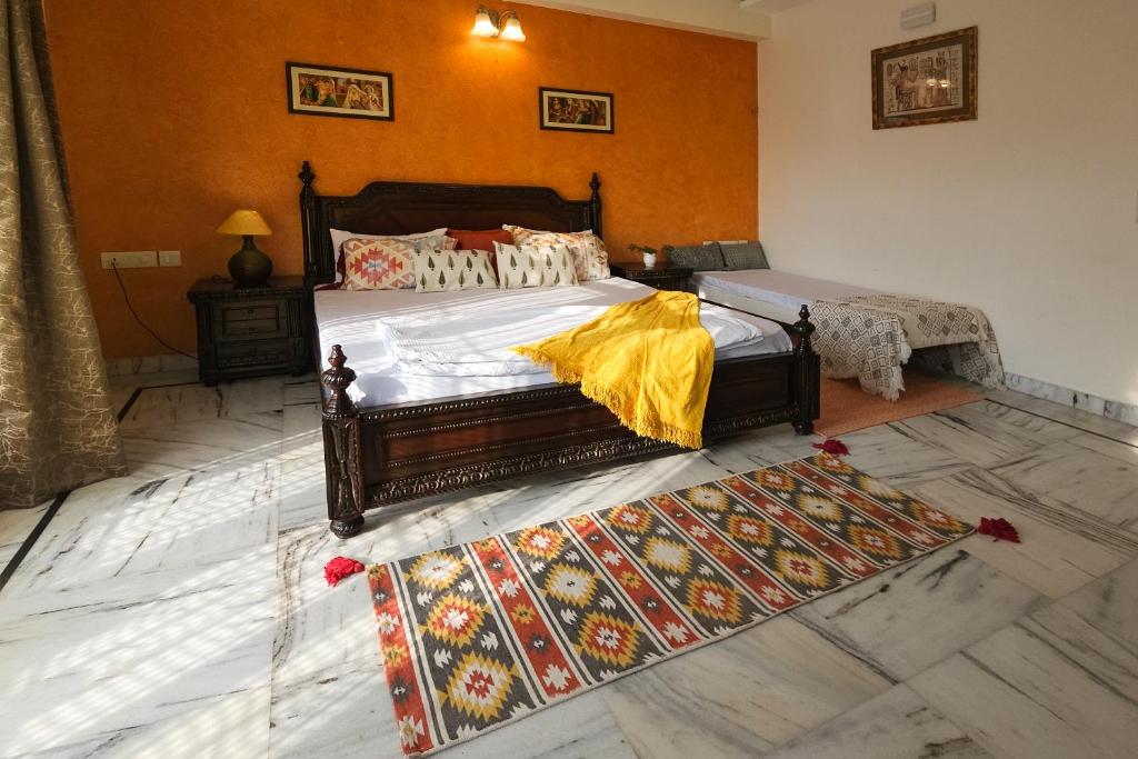新德里Prakash Kutir B&B的一间带两张床的卧室和地毯
